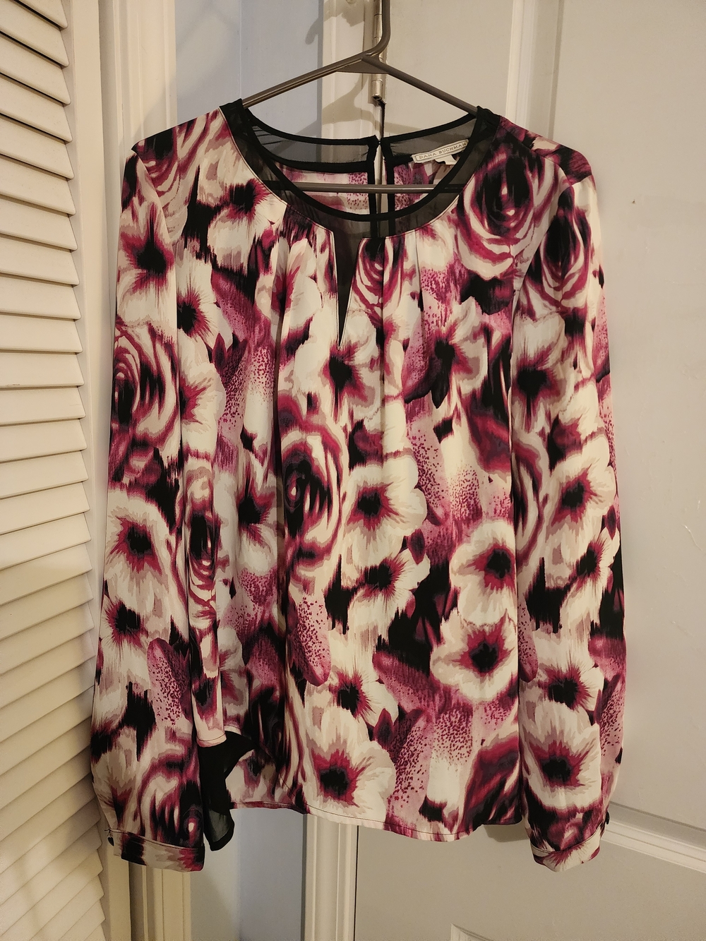 Dana Buchman White and Magenta Floral Keyhole Blouse